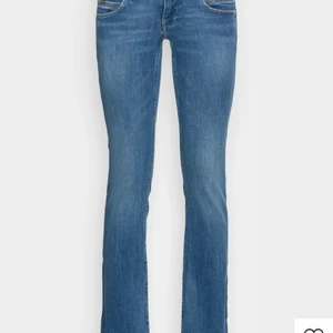 Jeans - Säljer dessa fina lågmidjade jeans ifrån pepe jeans. Använda Max 3 ggr och då bara hemma. Nypris 1000kr. 