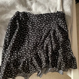 Volangkjol - En enkel kjol med omlott från shein. Råkade beställa två så säljer ena. Passar bra mellan xs-m eftersom det är resår i midjan. Skicka om du vill ha mer bilder❤️ pris kan diskuteras 