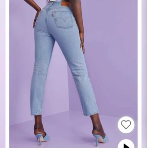 Levis 501 mom jeans  - Säljer mina älskade 501or i cropped mom modell, ljusblå tvätt. Använda men i perfekt skick som Levis tenderar att vara. W27 så ca S-36. Fraktar endast 🌞
