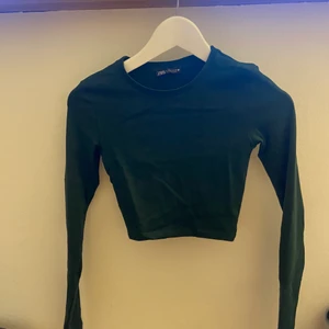 Zara tröja - Jag säljer min mörk gröna långärmade tröja i storlek S. Säljer för att den är förliten för mig men den är sjukt fin och i väldigt bra skick. Köpare betalar för frakten💕