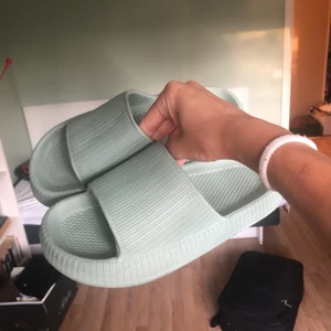Chunky gröna tofflor - Så sköna chunky gröna tofflor ❤️‍🔥🤸‍♀️ Passar 38-39. Liknar yeezyslide från adidas! 