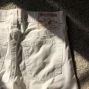 Vita True Religeon Jeans med lite bootcut passform. 88 cm i midjan och 102 cm långa. 799kr + Frakt