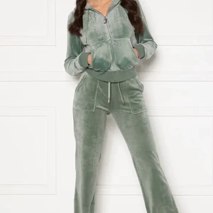 Juicy couture set - Säljer nu mitt fina juicy couture set i färgen chinois green❤️ tröjan i L men passar M, och byxorna i M. Använt varsamt(bra sick) 😻 båda för 1400