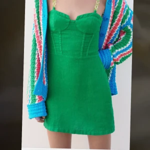 Klänning - Kort klänning från zara i linnetyg. Aldrig använd med lappen kvar. Nypris 499kr. 
