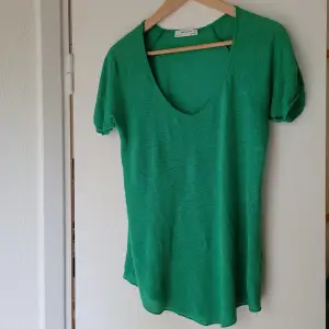 Superskön ZARA Grön blus/topp i linne kvalite,  stl.M Nästan aldrig använd, så i superfiint skick, inga fel!