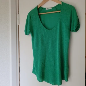 Grön blus Linne - Superskön ZARA Grön blus/topp i linne kvalite,  stl.M Nästan aldrig använd, så i superfiint skick, inga fel!