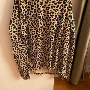 Jag säljer denna fina tröja från Zara. Det är pågrund av att den är för liten för mig. Den är i stolek 152 och knappt använd. Den kostar 45 kr + frakt😊