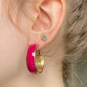 Örhängen - Ascoola rosa hoops med guldfärgad insida! Möts i Stockholm eller skickar mot fraktkostnad 💕
