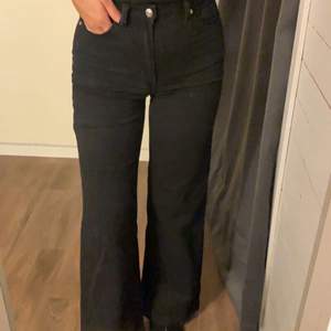 Säljer dessa svarta jeans i storlek 34 då de inte kommer till så mycket användning💕