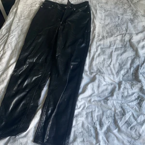 Skinbyxor  - Coola skinbyxor från hm med ett slags mönster , använda ett fåtal gånger och är i nyskick! Bara att höra av er för frågor eller fler bilder ❤️