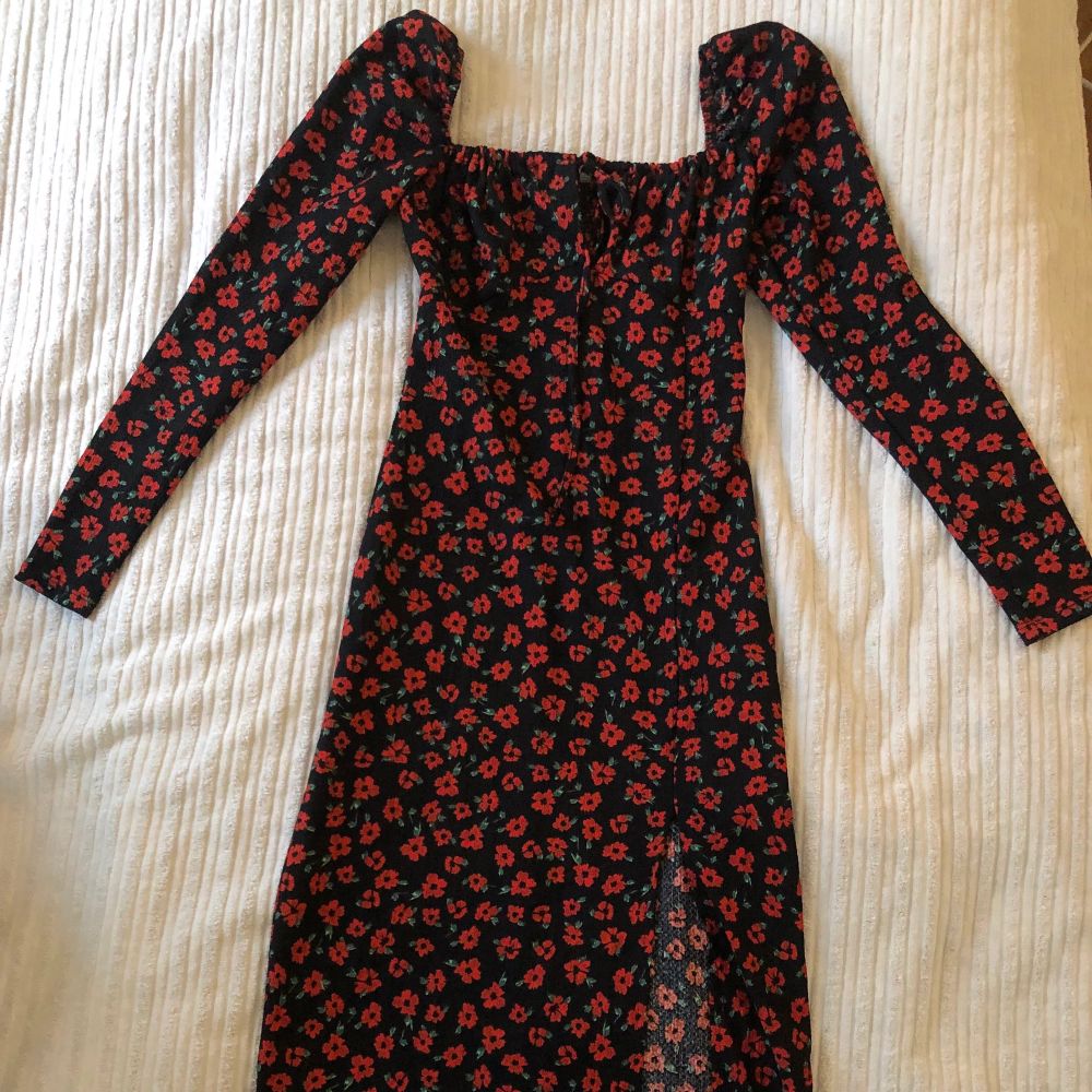 Svart Blommig svart röd Maxi klänning, Bershka strlk S | Plick