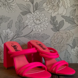 Klackar  - Var för små för mig. Köparen står för frakt 