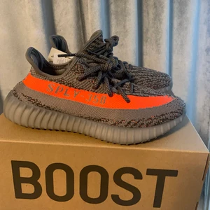 Yeezy 350 V2 Beluga RF - 🔅Sprillans nya yeezy’s som är perfekt för skolstarten🔅. ⚜️Vunna på Adidas appen på yeezy day⚜️. Enligt appen är skorna i storleken 40 2/3. Kvitto finns!