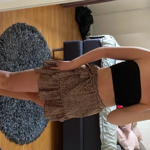 Kjol med knyte från Shein - Längd: 39cm Midjestorlek: 64-94cm (beroende på hur hårt man knyter) Höft storlek: 83cm 1,5 år gammal och knappt använd. Fint i skick men tyverr passar den inte mig längre