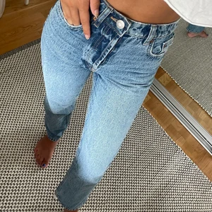 Zara jeans - Säljer dessa raka, ljusa jeansen från Zara. Helt i nyskick.💕
