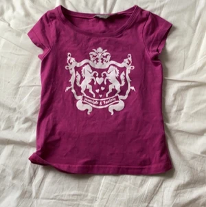Baby tee - Ursöt rosa t-shirt från barnavdelningen 🤪Säljer pga ingen användning. Passar jättebra till lågmidjade jeans<3