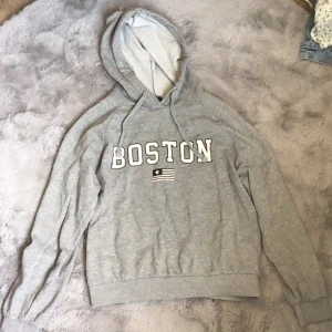 Hoddie med Boston tryck på bröstet svart vit Gina tricot  - Grå luv tröja med tryck på bröstet 