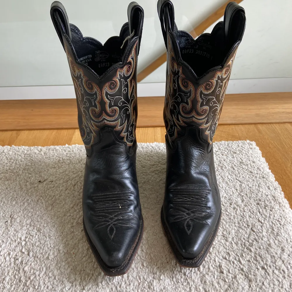 Säljer dessa vintage cowboyboots då de tyvärr är försmå🪩🪐✨ kan mötas upp i Jönköping eller frakta men då står köparen för frakt. Skor.