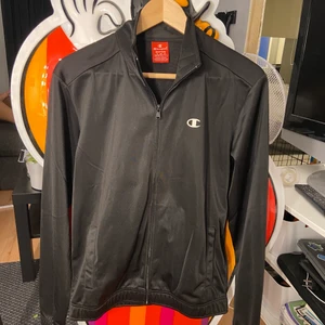 champion zip up hoddie  - snygg zipup hoddie, snyggt overzised på XS-M men passar nog större också. Finns inga fläckar eller hål. 