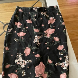 En blommig Kjol  - Har används 3 gånger nyköpt