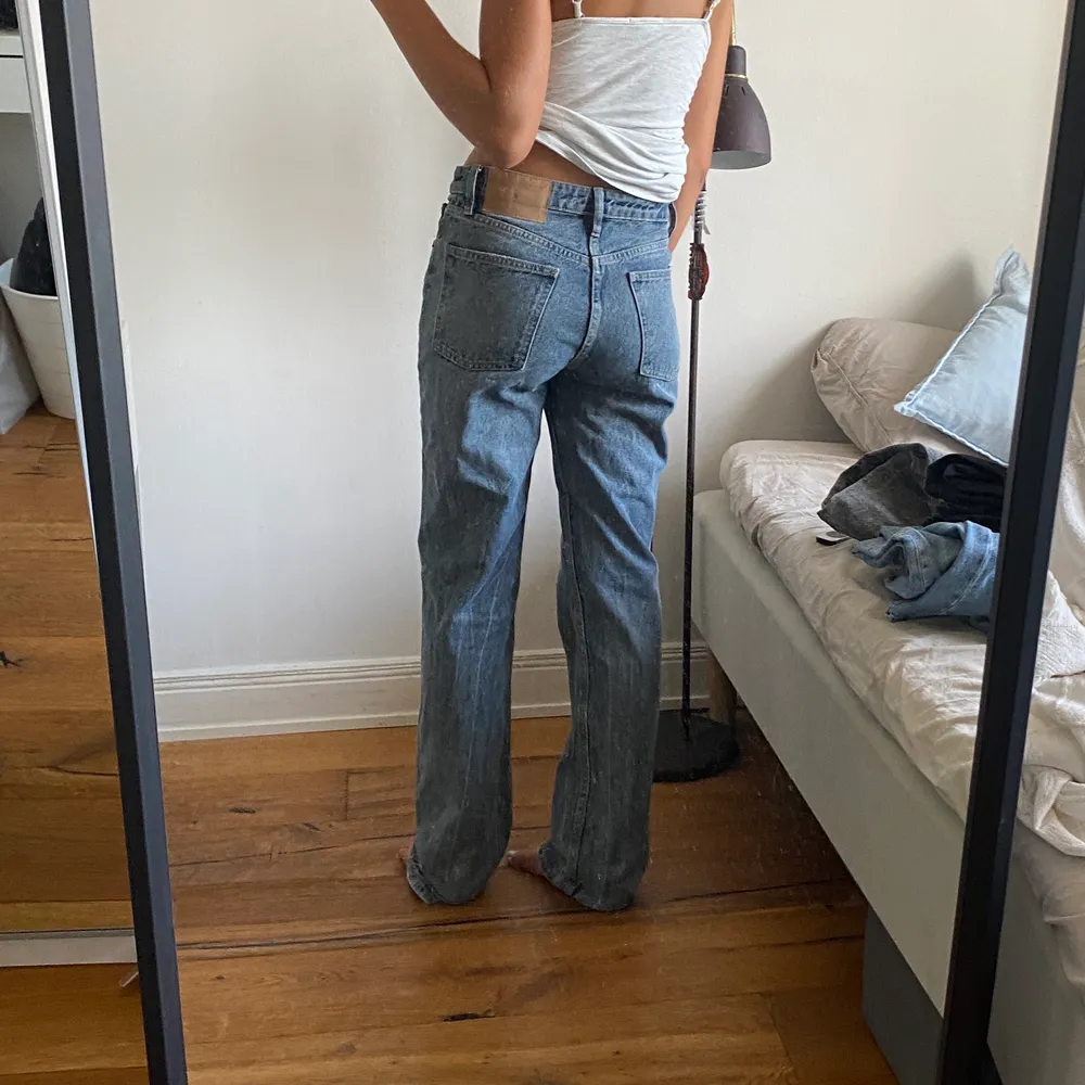 Midwaist jeans från zara. Jag är 165. Köpta våren 2020 men har aldrig använt de mer än nån enstaka gång hemma. Använd inte ”köpa nu” funktion 🥰. Jeans & Byxor.