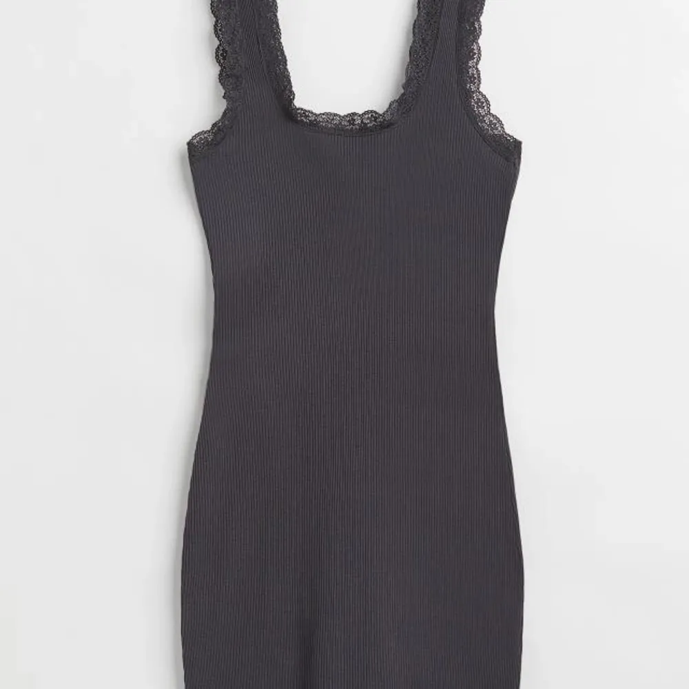 Söt klänning ifrån hm med lite spets detaljer färgen är en blandning av svart och grå. Klänningar.