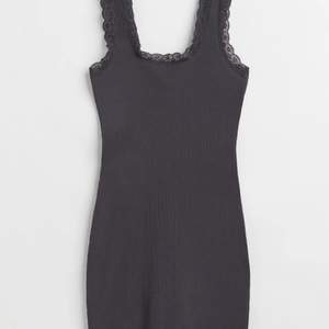 Söt klänning ifrån hm med lite spets detaljer färgen är en blandning av svart och grå