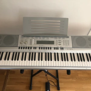 Piano Casio - Piano Casio i bra skick med alla tillbehör 
