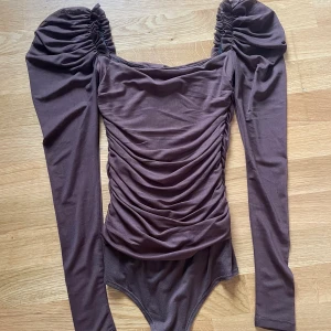 Body - Brun body från Nelly. Storlek Xs använd vid enstaka tillfälle🌸