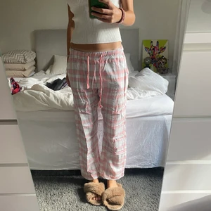 Pyjamasbyxor - Pyjamasbyxor från Primark. I strl S. Sparsamt använd. Nypris: 149kr Mitt pris: 50kr Vid snabb affär kan priset diskuteras!💸  Kan mötas i Tyresö eller skickas. Frakt kan tillkomma! 