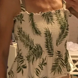 Superfint linne från H&M - Superfint linne från H&M  Stl S  Knytband i axlarna så väldigt ställbar 