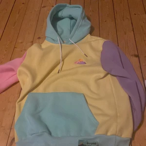 Purpled tjocktröja, merch - Tjocktröja jag inte använder och tänkte sälja, använd 3 gånger max, i jättebra skick och väldigt skönt material på insidan