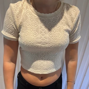 t-shirt från zara med detaljer - Säljer denna t-shirt från zara med små detaljer, använd en gång men får inte använd av den. Köparen står för frakten💞 