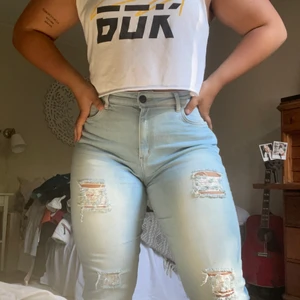 Fitjeans - Sköna jeans i fyrvägsstretch med slitningar på framsidan! Fräsch jeansfärg och midwaist. Jeansen är en tightare boyfriendjeans-modell!