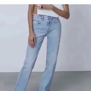 Säljer dessa midrise jeans från zara i storlek 34!! Super fina och passar till allt💕💕 köparen står för frakten 