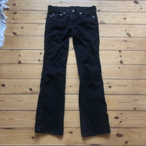 Jeans - Mina absoluta favorit jeans, vintage diesel lågmidjade Manchester jeans, de är lagade i skrevet vilket inte syns när de är på och inte känns när man har på sig dem :) längden står ej men de motsvarar typ 32 i längd 