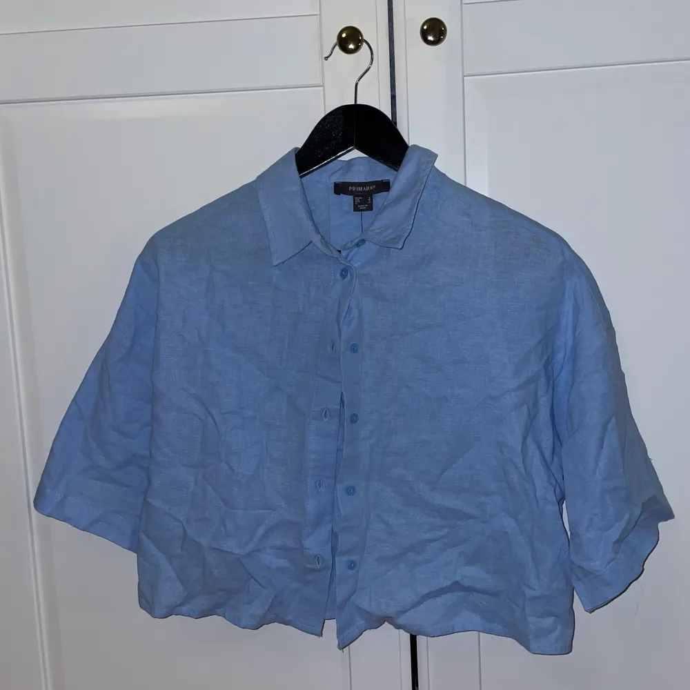 Croppad skjorta som aldrig är använd. Skulle säga att den är i typ linnematerial. 100 + 66 (frakt). Skjortor.