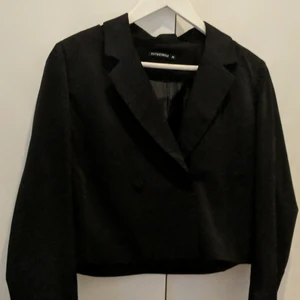 Croppad kavaj - Svart kavaj (jacka)  i storlek M. Finns två knappar. Croppad till typ midjan. Oanvänd, från jeansbolaget märke Rut&Circle