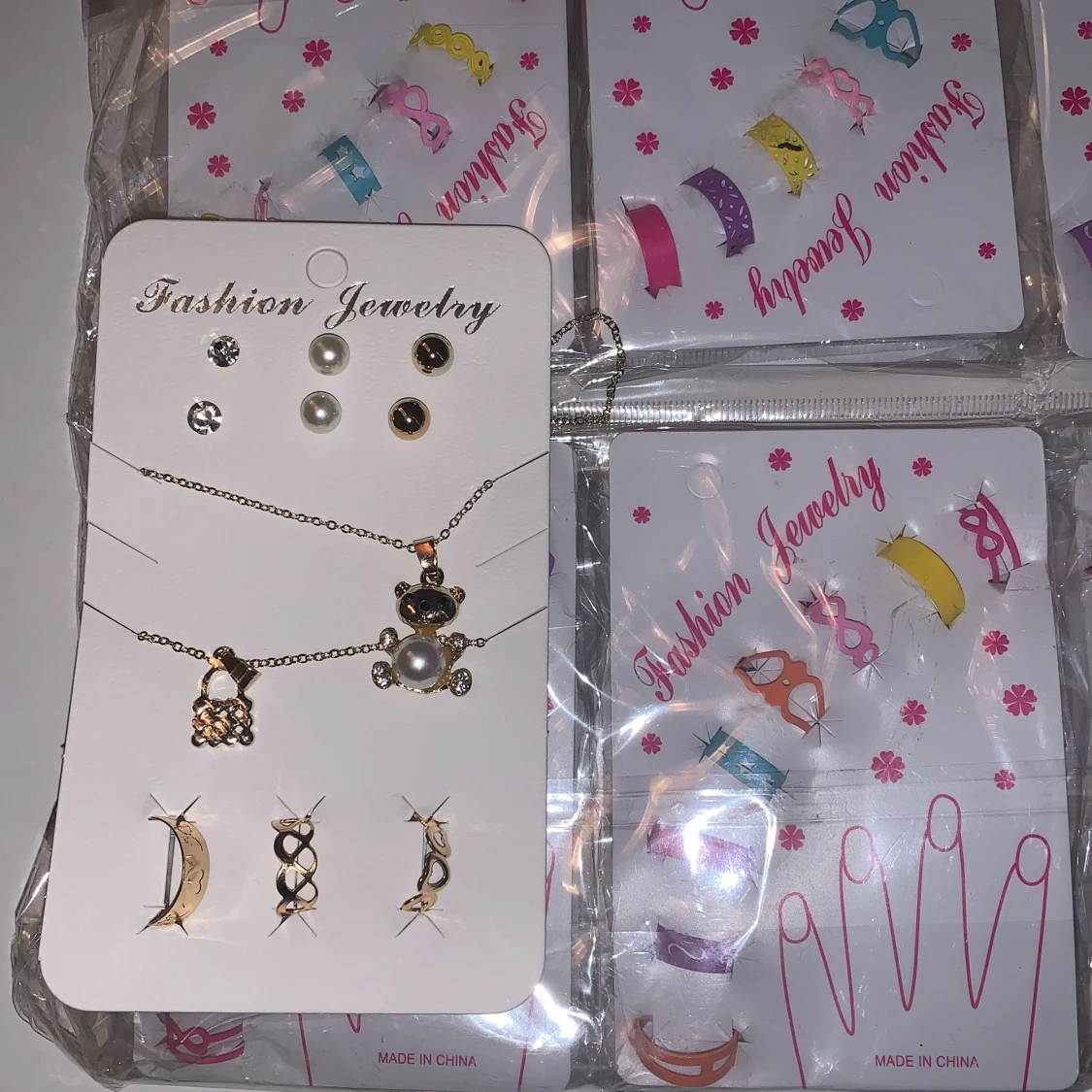 Tre par örhängen, två halsband och tre ringar - 91