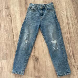 Säljer dessa snygga jeans men i storlek 134🫶🏻 Vet inte hur mycket frakten blir på ❤️