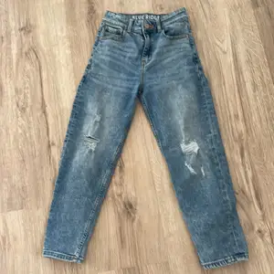 Säljer dessa snygga jeans men i storlek 134🫶🏻 Vet inte hur mycket frakten blir på ❤️