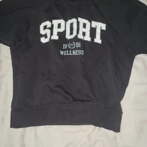 Sweatshirt från Gina tricot stl xs - Säljer dena jätte fina sweatshirt från Gina Tricot. Tröjan är i storlek xs. Använd ungefär 5 gånger, den är i fi t skick. Säljer då den är för liten. Kontaka mig vid frågor!💞