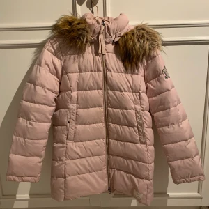 Odd Molly jacka - Rosa Odd Molly vinterjacka i fint skick. Lite längre i modellen. I storlek 3 vilket motsvarar storlek Large🌸