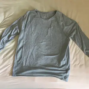 Michael kors tröja som är grå storlek M!  Knappt använd!