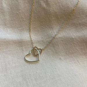 Sterling silver halsband - Jag säljer detta jättefina halsband från glitter. Den är endast använd 1 gång och är därför i jättebra skick :) 