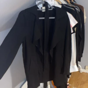 Kappa - Säljer min Jätte fina kappa från bik bok. Det är en svart basic kappa som fungerar till vilket event som hällst. Sitter superfint på kroppen och formar superfint. Band till kappan tillkommer och den är sällan använd. Frakten tillkommer