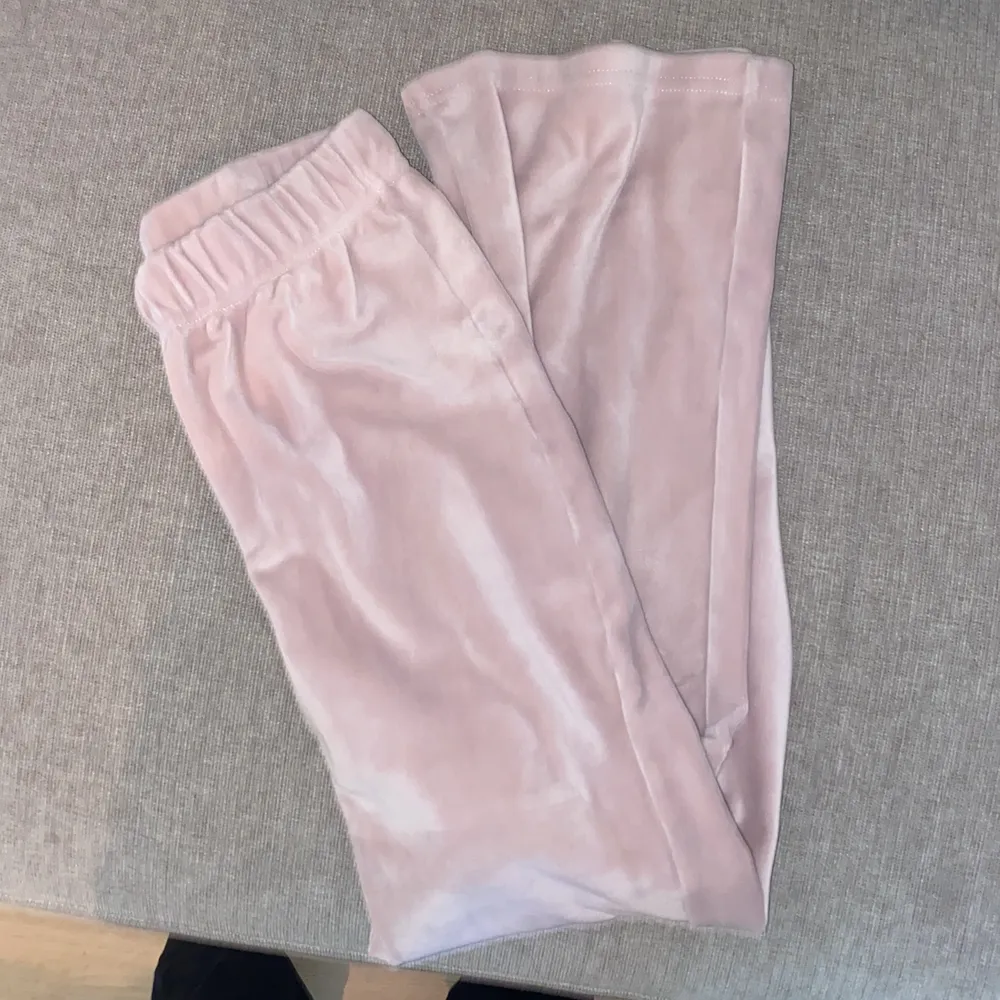 Jag säljer dessa sköna byxor i velour tyg, färg: rosa, storlek: 146/152. Jeans & Byxor.