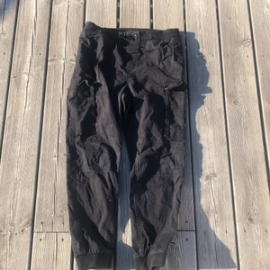 H&M byxor cargos - Ett par svarta cargo byxor strl 152