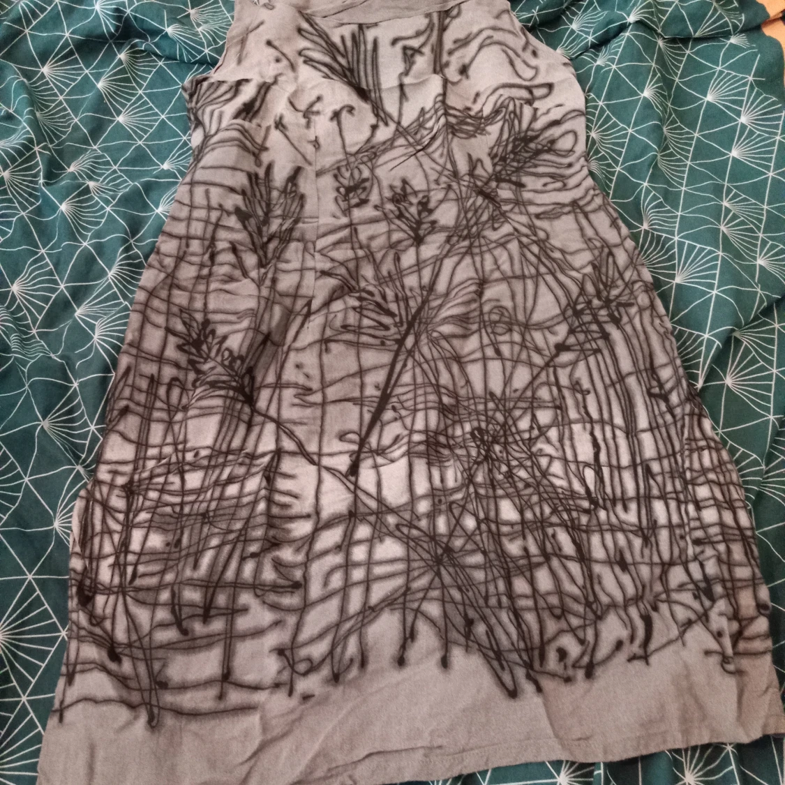 Grå klänning med svarta detaljer - 90