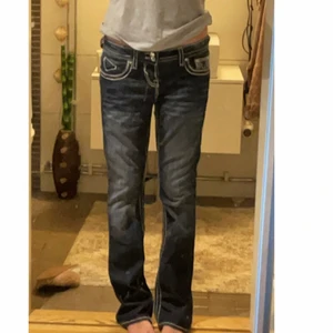 Skitsnygga lågmidjade jeans! - Säljer ett par skitcoola jeans! De är i ett jätteskönt jeans-material och sitter superfint på! Passar mig i längden som 175cm lång!  Direktpris:500kr!!
